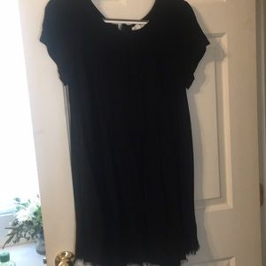 Black short-sleeved dress